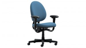 Прочное кресло в офис