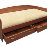 Односпальная кровать с выдвижными ящиками – идеальный вариант для маленькой комнаты